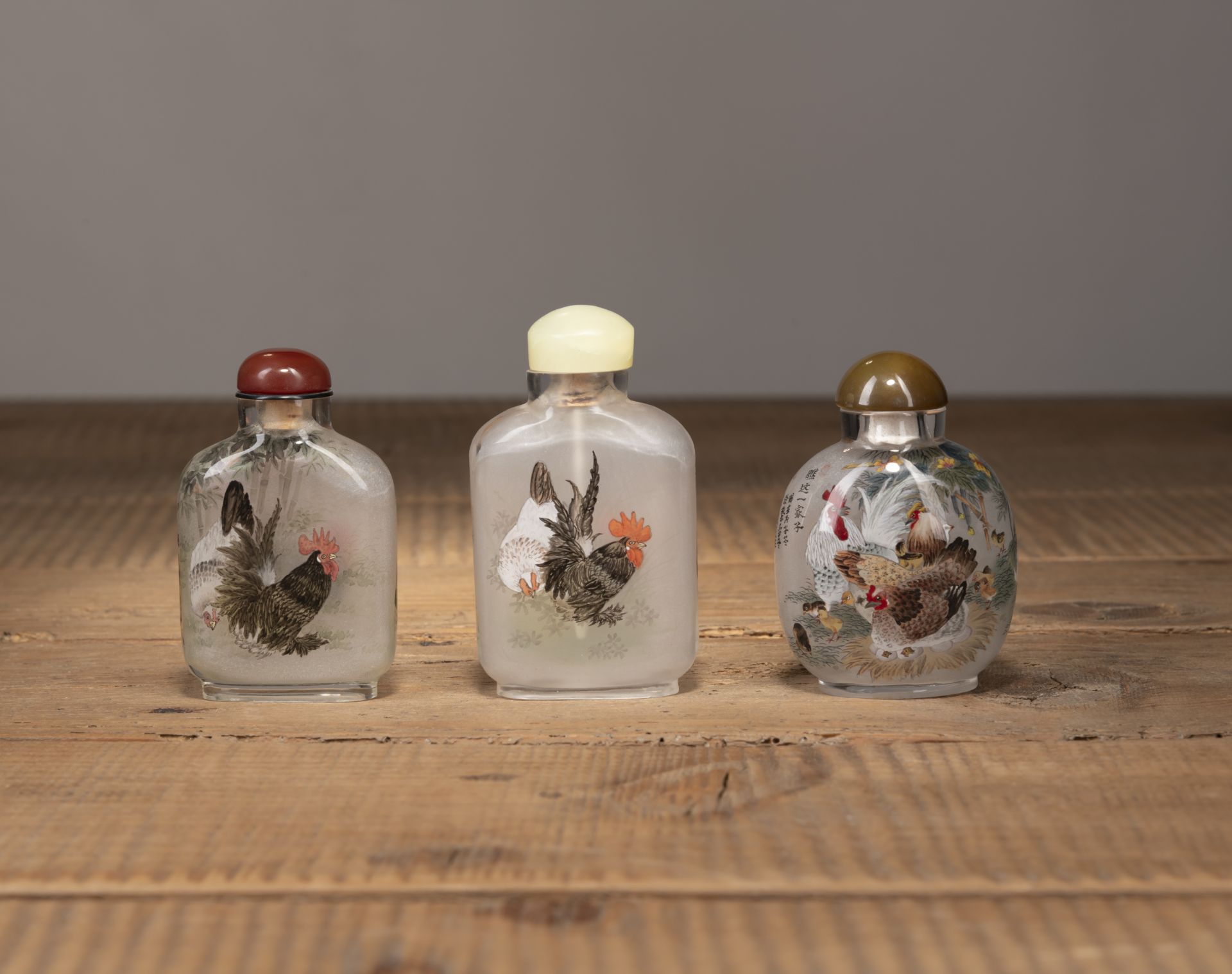 Drei innen bemalte Glas-Snuffbottles mit Hähnendekor - Bild 4 aus 5