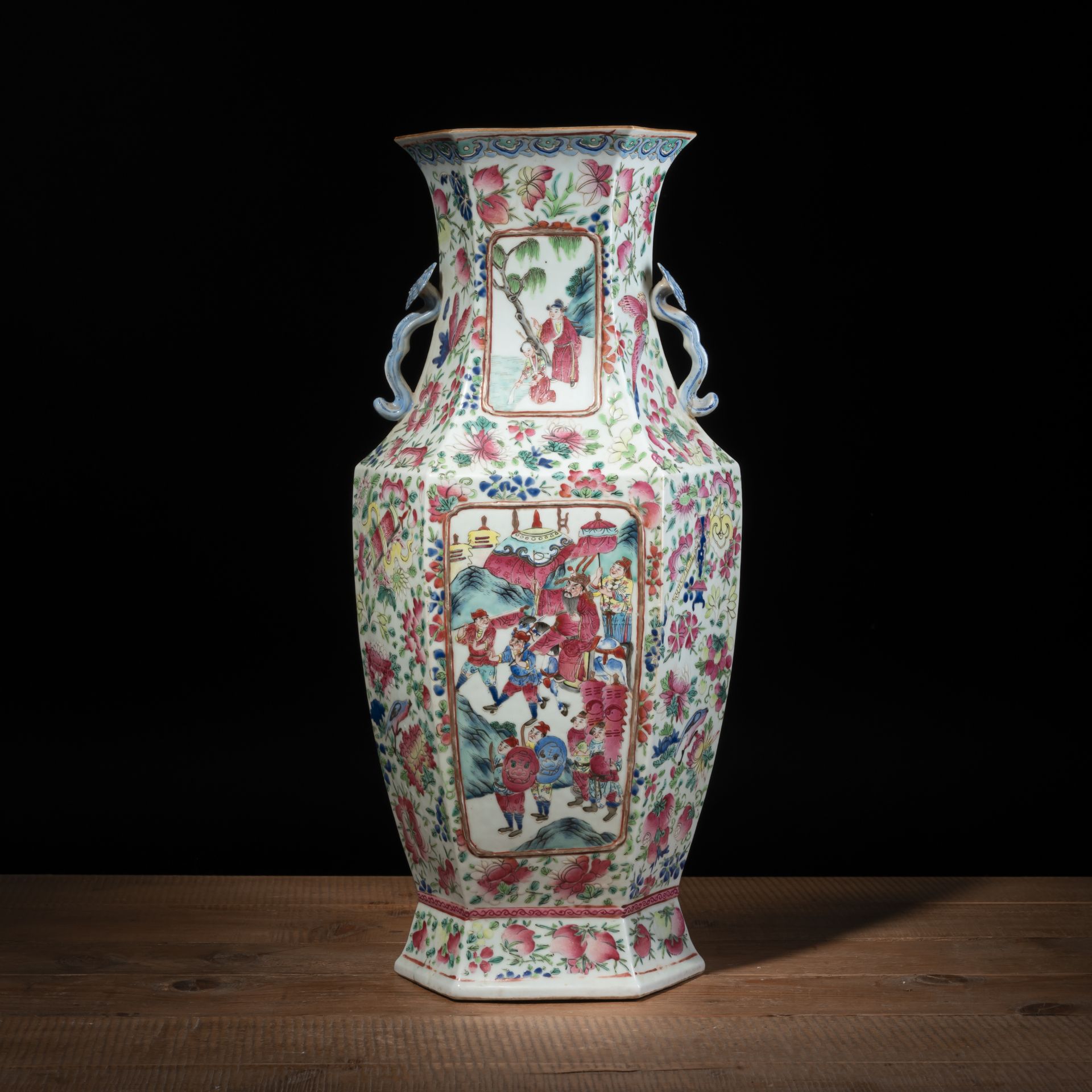 Hexagonale Bodenvase mit figuralem 'Famille rose'-Dekor