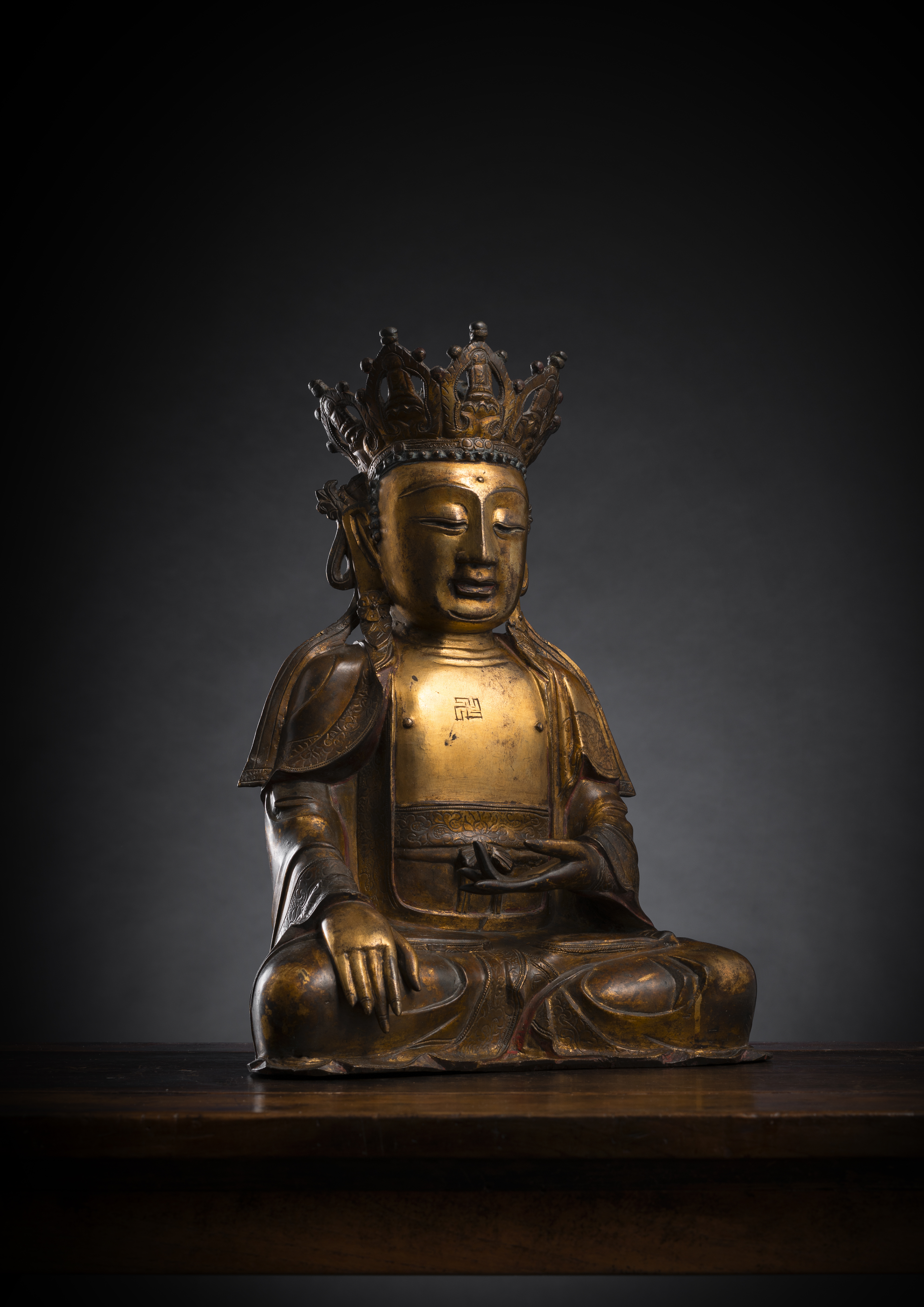 A GILT-BRONZE FIGURE OF THE BUDDHA PAREE - Image 2 of 3