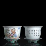 Paar Cachepots mit Untersetzer aus Porzellan mit polychromer Darstellung der Drei Mingzeitlichen Gr