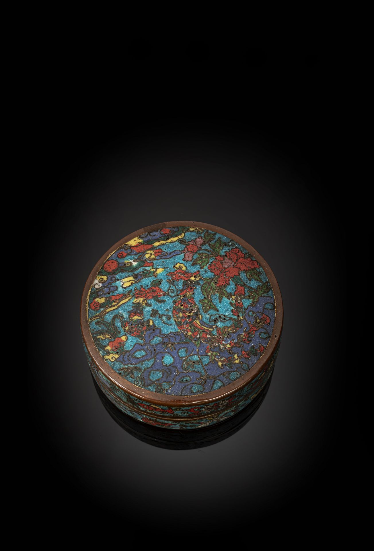 A FINE AND EXTREMELY RARE PHOENIX AND BUDDHIST EMBLEM CLOISONNÉ ENAMEL BOX AND COVER