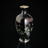 Feine Cloisonné-Vase mit verschiedenen Blüten auf schwarzem Fond mit Silberstegen