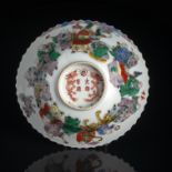 Blütenförmige Porzellanschale mit 'Famille verte'-Dekor der 18 Luohan
