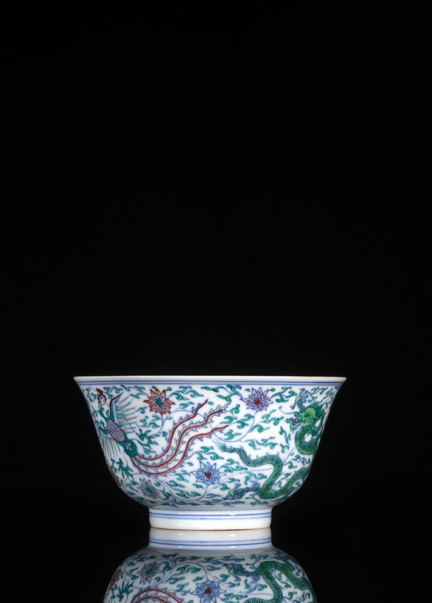 A FINE AND VERY RARE IMPERIAL DOUCAI DRAGON AND PHOENIX BOWL - Image 4 of 6