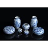 Zwei Deckeldosen, Paar Vasen und ein Schultertopf mit unterglasurblauem Drachendekor, dazu zwei Vog