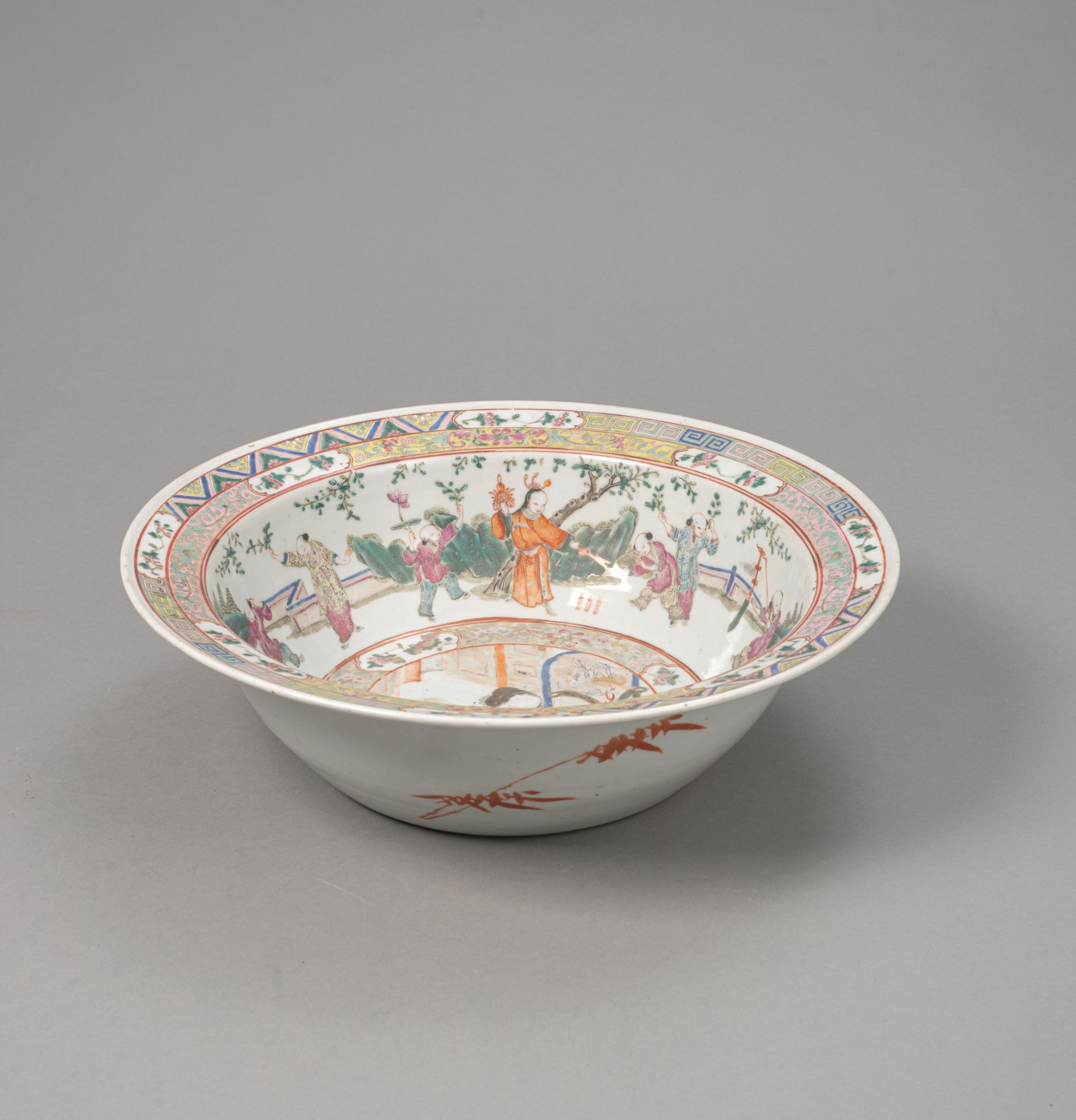 A 'FAMILLE ROSE' PORCELAIN WATER BASIN, IN THE CENTER A LADY WITH CHILD AND ON THE INNER WALL CHILD - Image 2 of 3