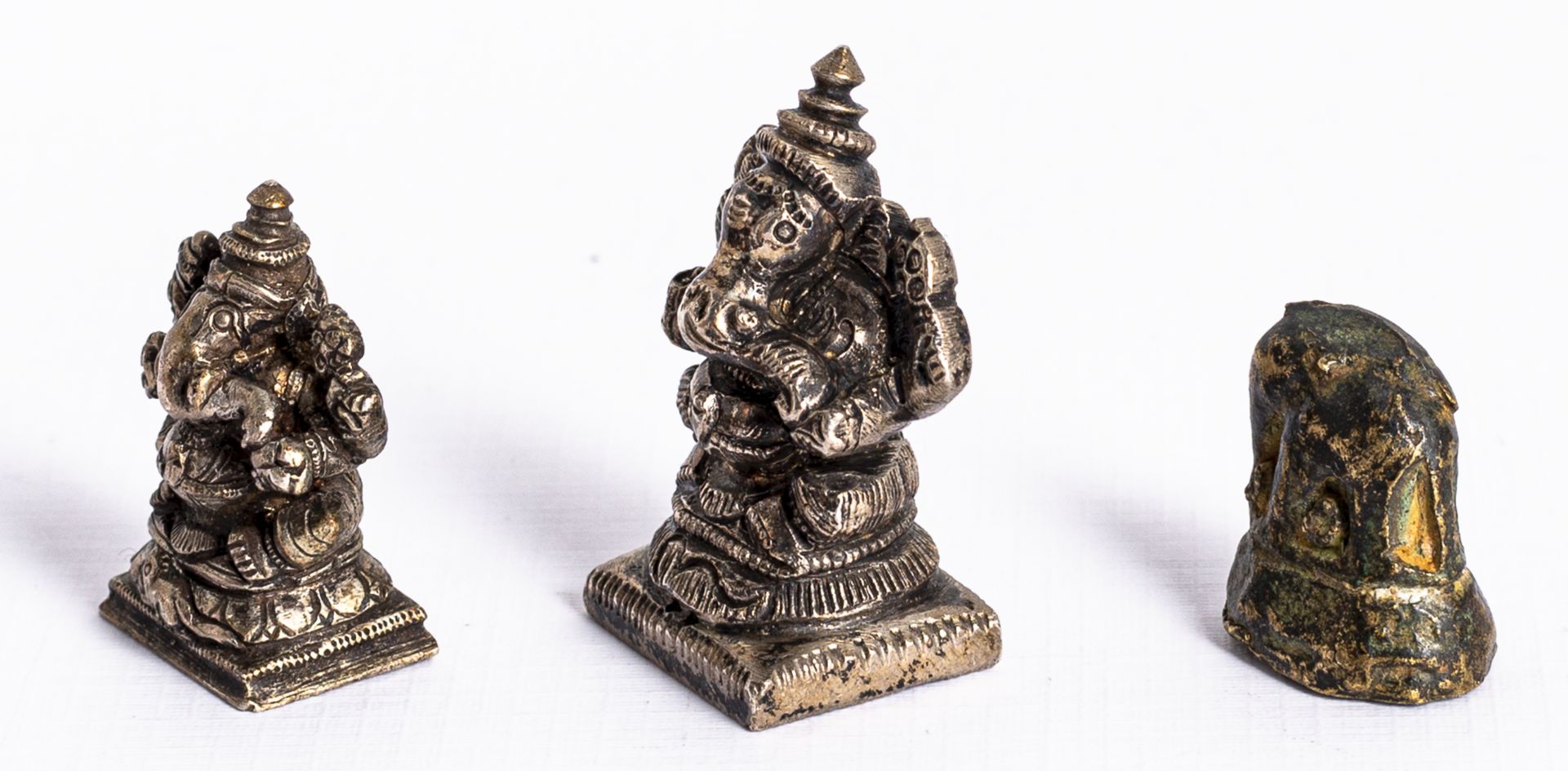 Drei kleine Gewichte: Zwei in Form von Ganesha aus Silber und ein Gewicht in Form eines Elefanten - Bild 4 aus 5