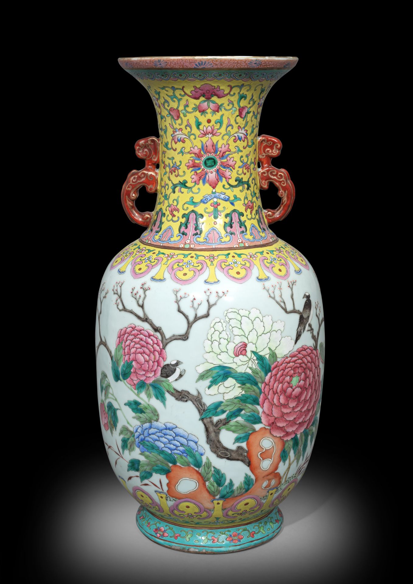 A FINE AND LARGE FAMILLE ROSE LOTUS AND FLOWER VASE - Image 5 of 7