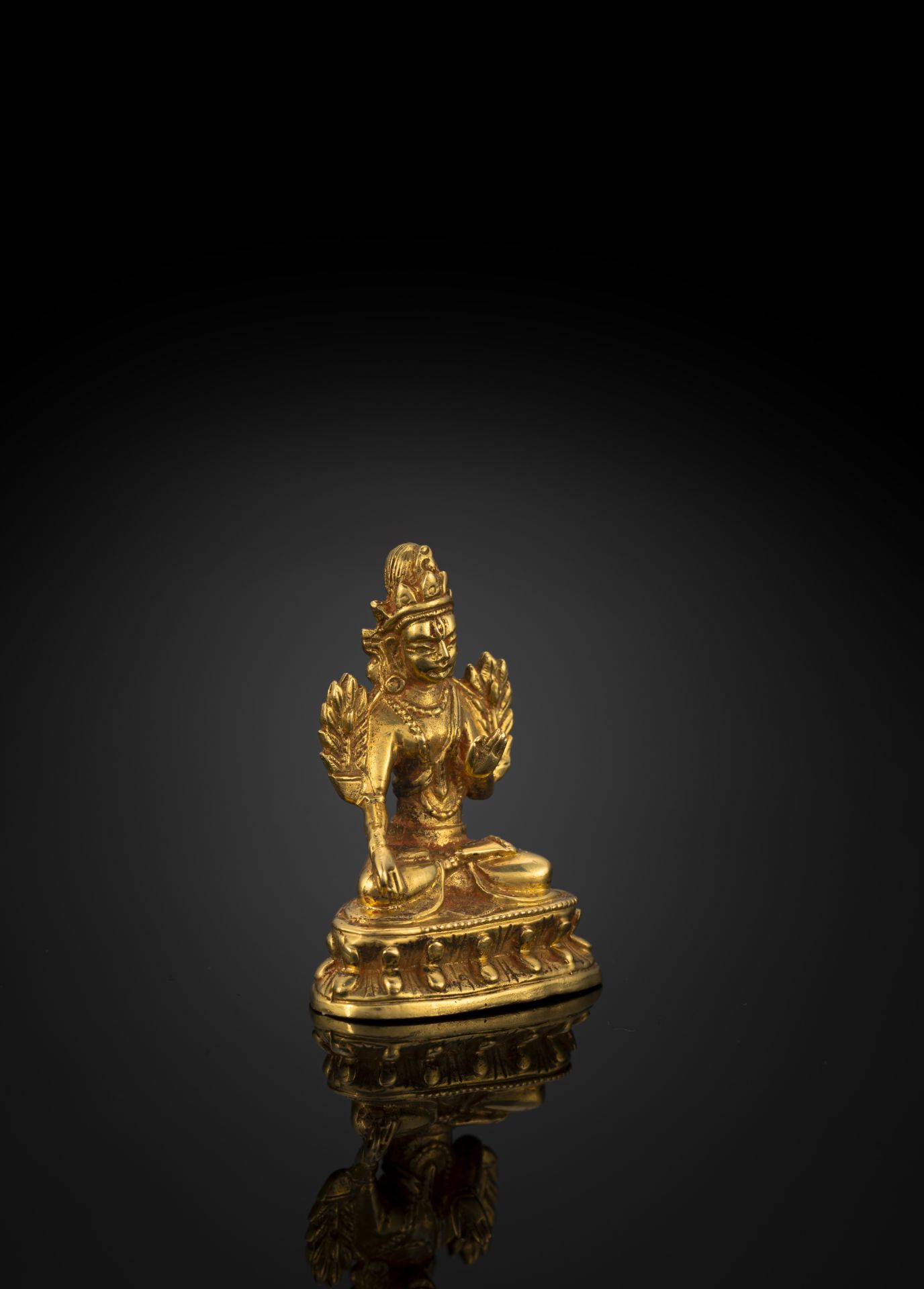 Figur der Tara auf einem Lotus aus Gold