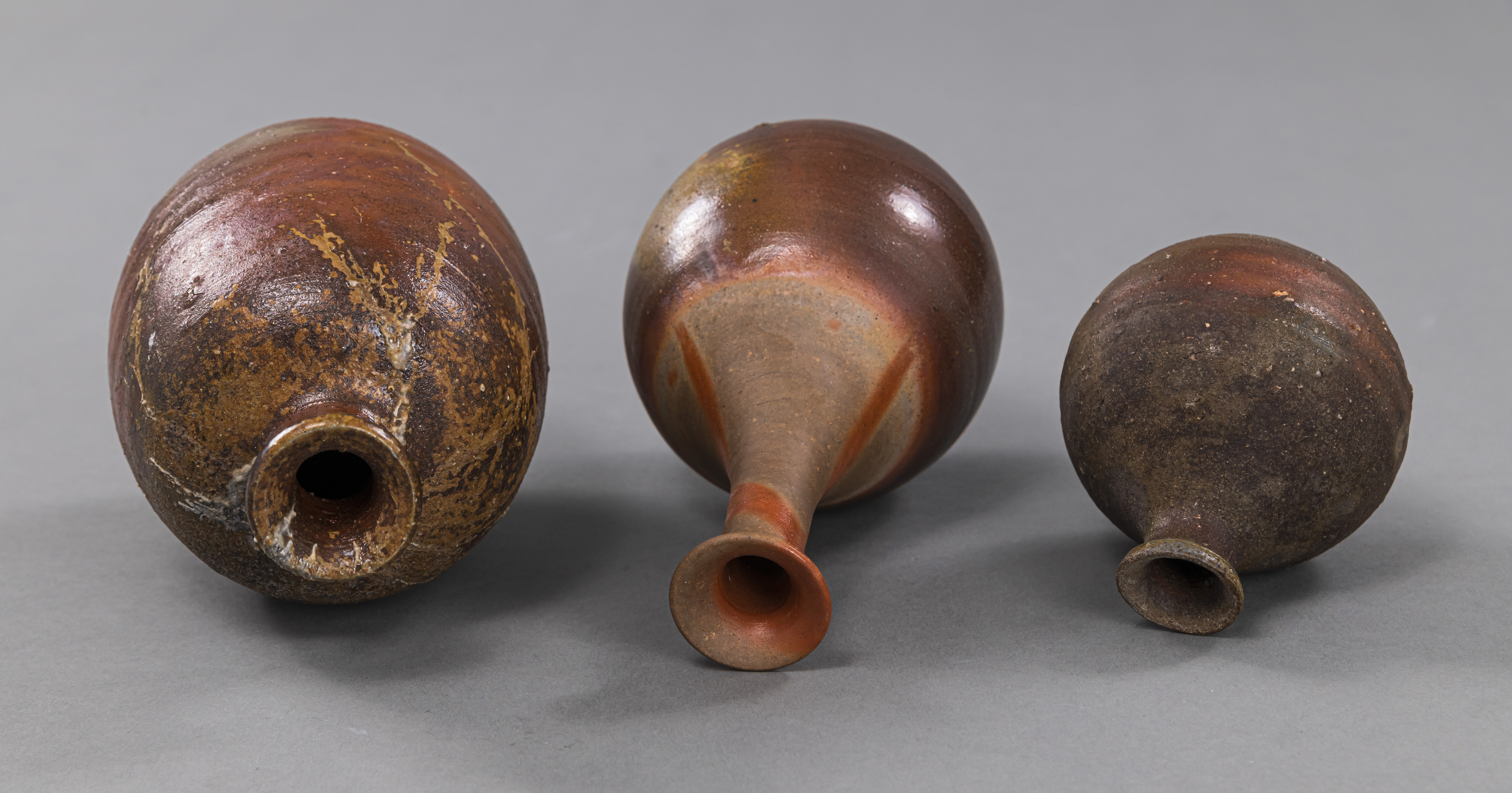 A GROUP OF FIVE BIZEN POTTERIES - Image 5 of 6