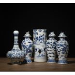 Drei Deckelvasen, ein Hutständer und eine Knoblauchkopf-Vase aus Porzellan mit unterglasurblauem De