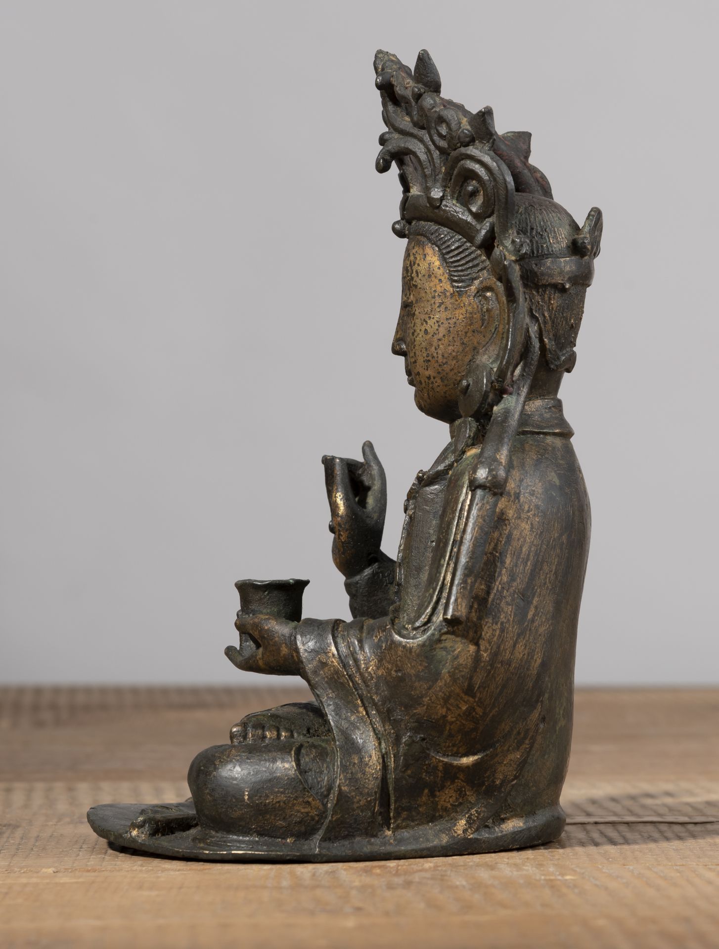 Bronzefigur eines sitzenden gekrönten Guanyin - Bild 3 aus 5