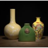 Gelbgrundige Flaschenvase aus Porzellan mit weißem Zweigdekor, Schultervase mit Pfirsich-Dekor und