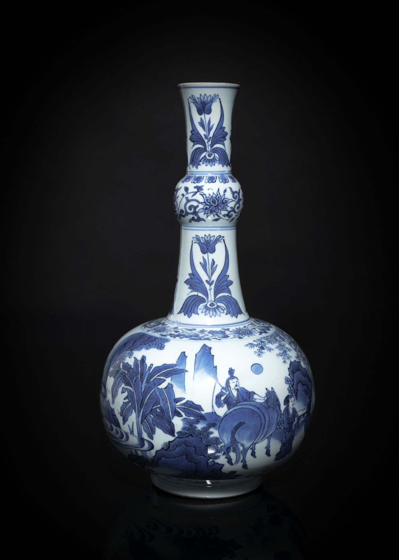 A FINE BLUE AND WHITE BOTTLE VASE - Image 2 of 3