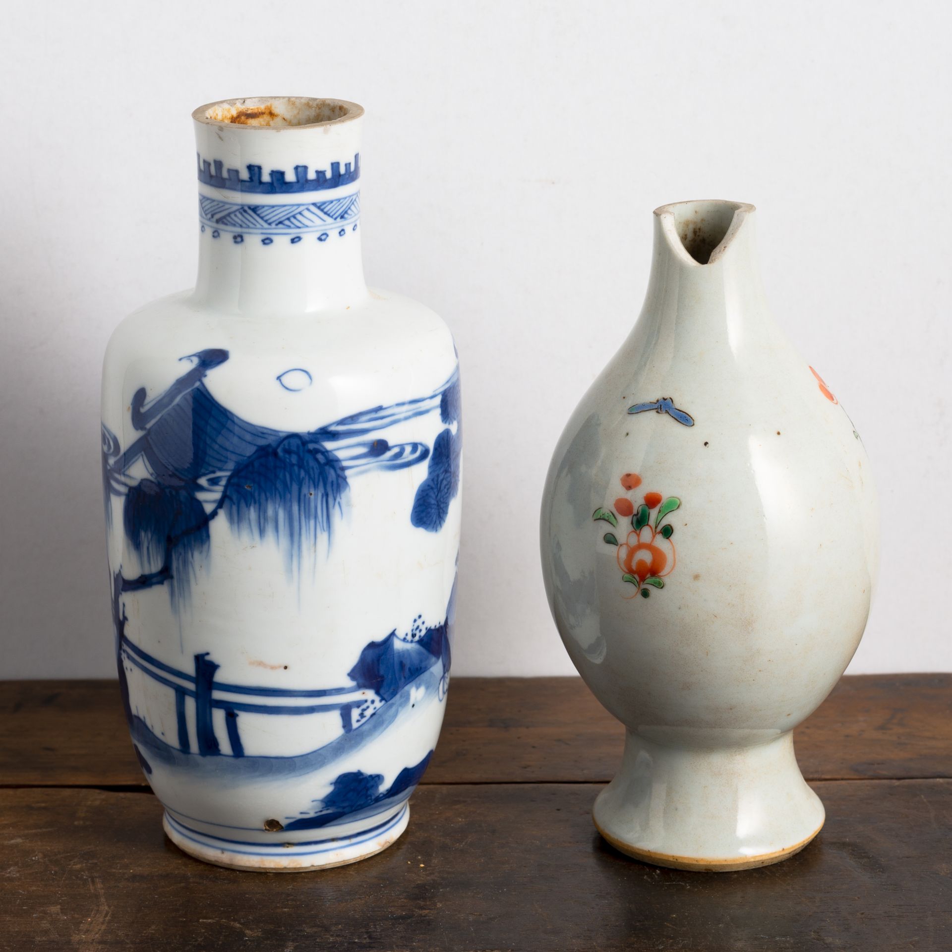 A SMALL BLUE AND WHITE FIGURAL PORCELAIN ROULEAU VASE AND A 'FAMILLE ROSE' BOTTLE VASE - Image 3 of 6