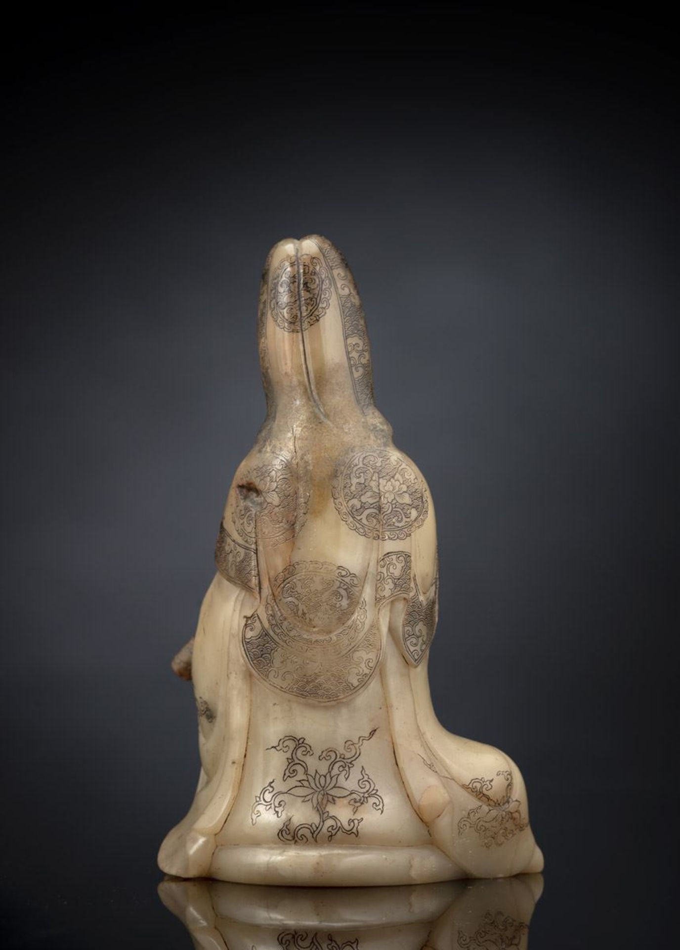 A VERY FINE CARVED AND ENGRAVED SOAPSTONE MODEL OF SEATED GUANYIN WITH A SCROLL - Image 4 of 5
