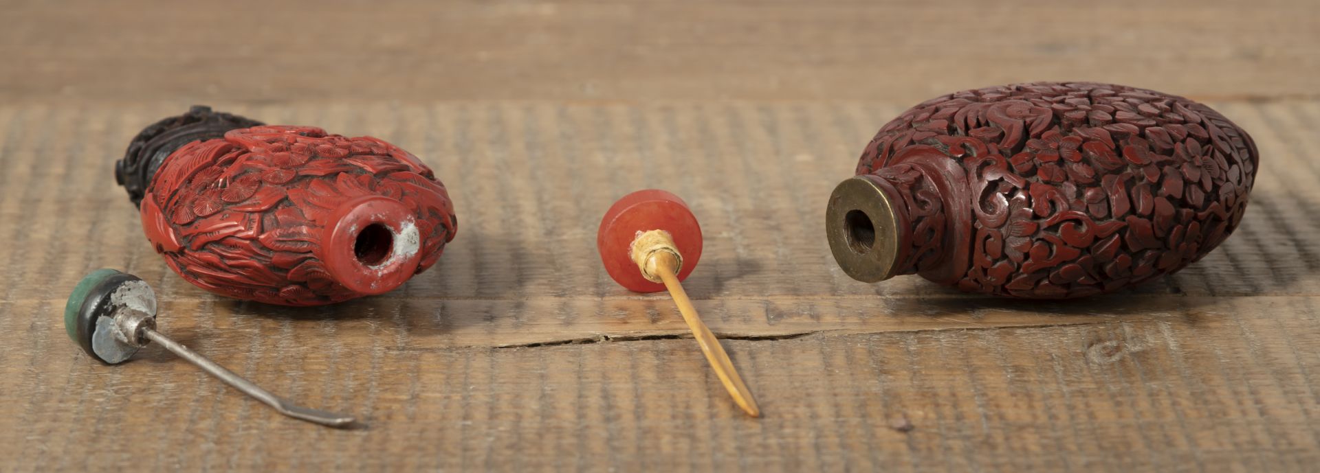 TWO RED LACQUER CARVED SNUFF BOTTLES DEPICTING FLOWERS, BIRDS AND SCHOLARS - Image 5 of 5