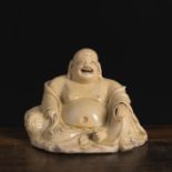 Figur des sitzenden Budai mit feinmaschig craquelierter beige-gelber Glasur