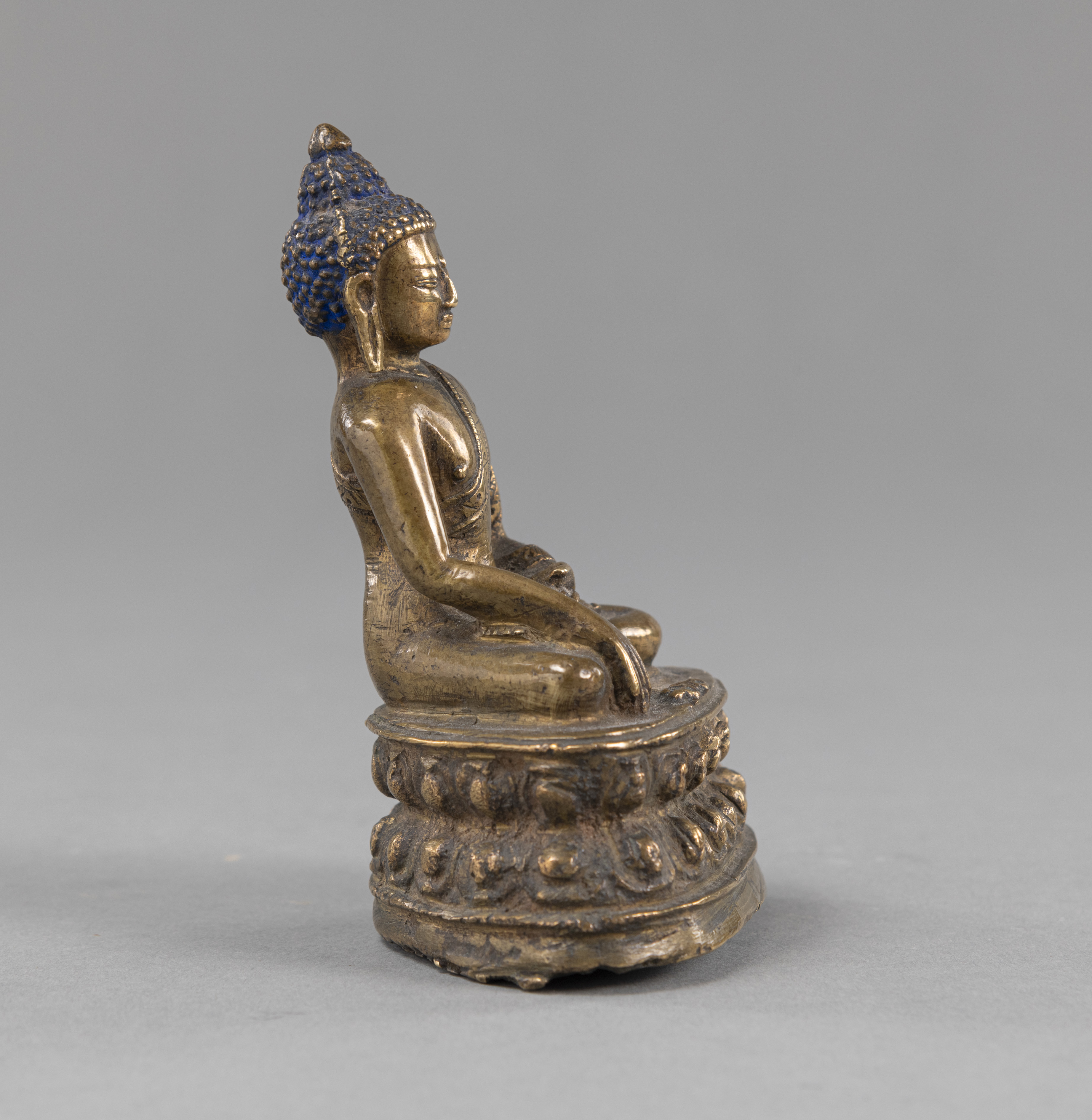A BRONZE FIGURE OF BUDDHA SHAKYAMUNI - Image 4 of 5