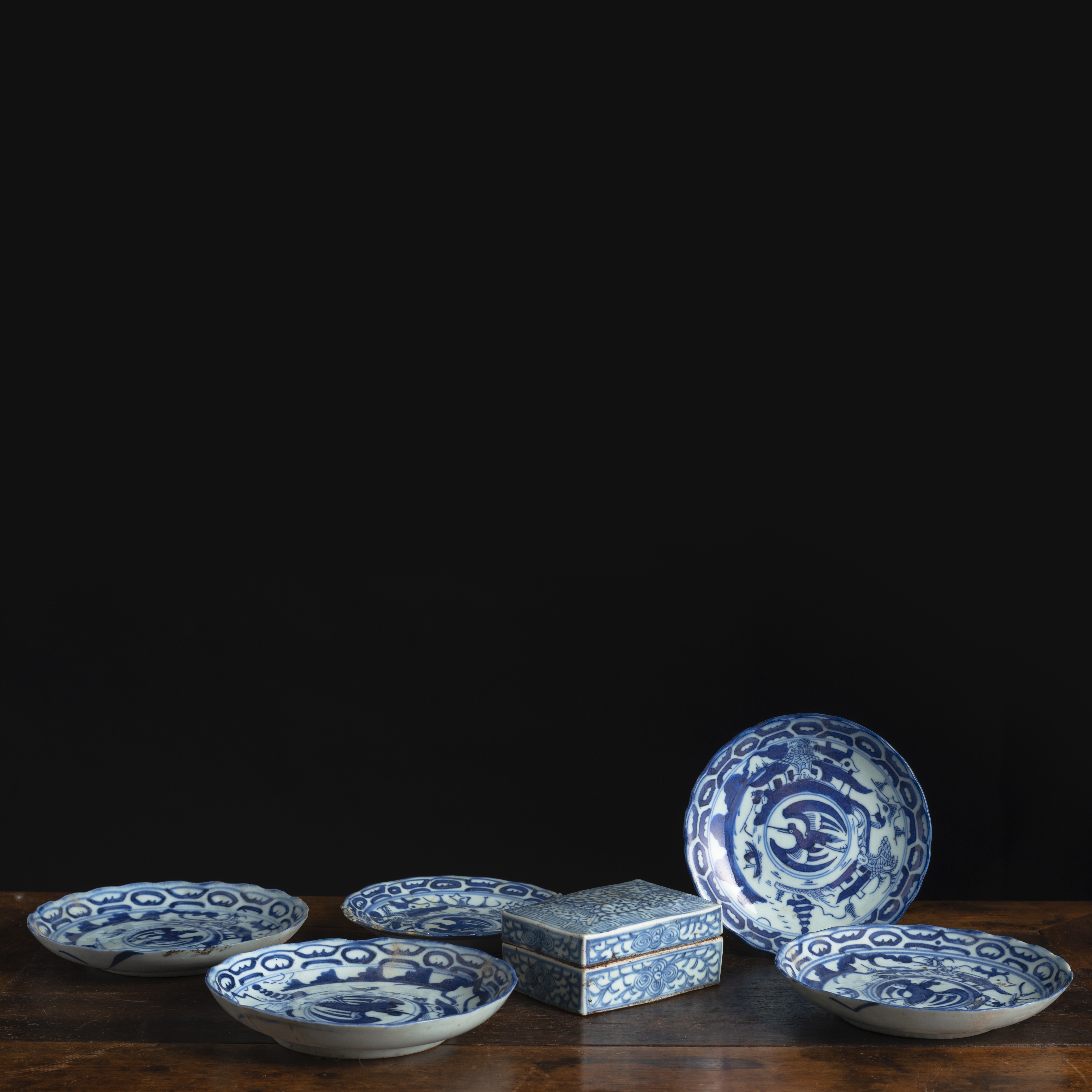 A GROUP OF BLUE AND WHITE PORCELAIN VESSELS AND SAUCERS