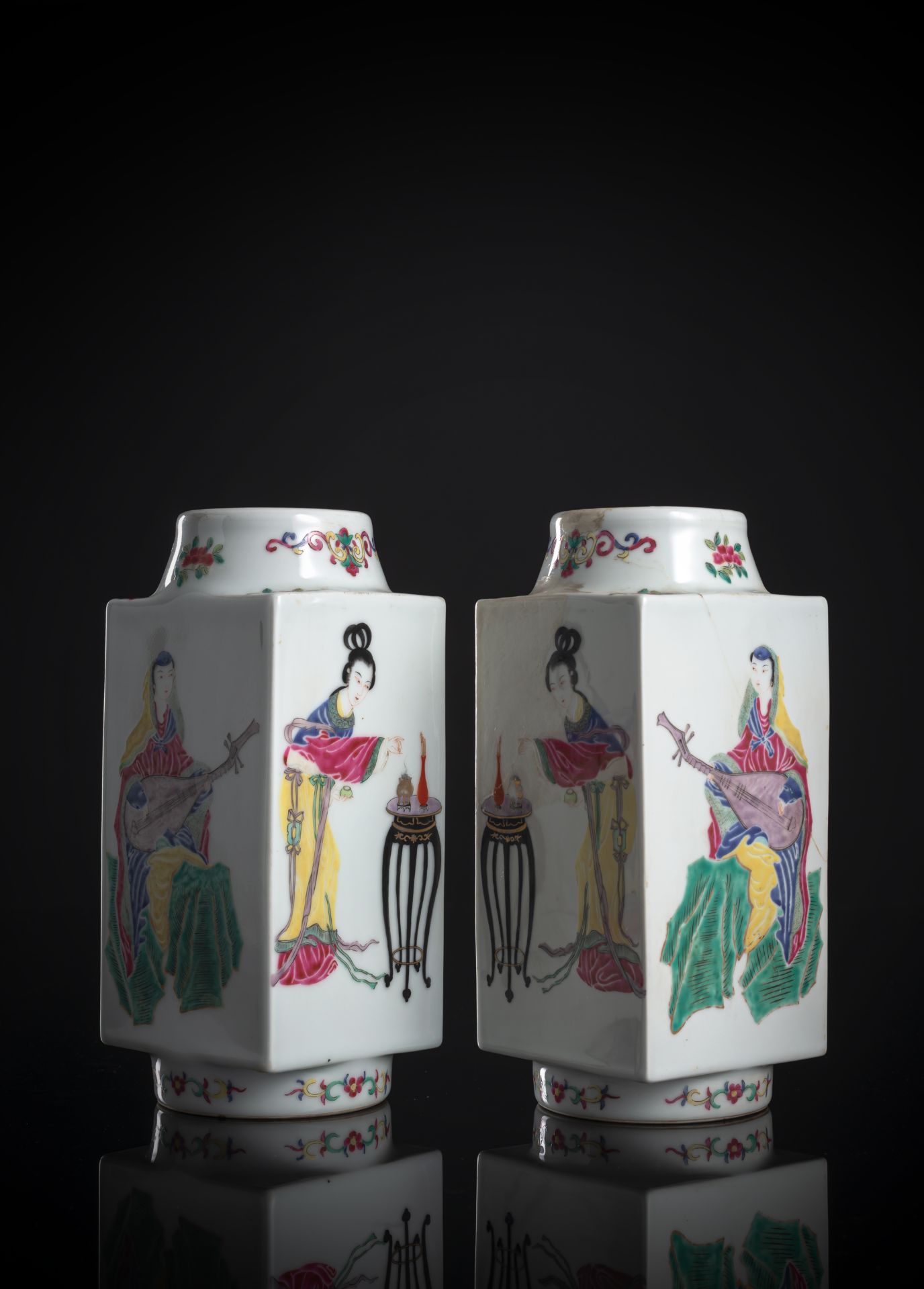 Paar 'Cong'-förmige Porzellanvasen mit 'Famille rose'-Dekor von den Vier Schönheiten
