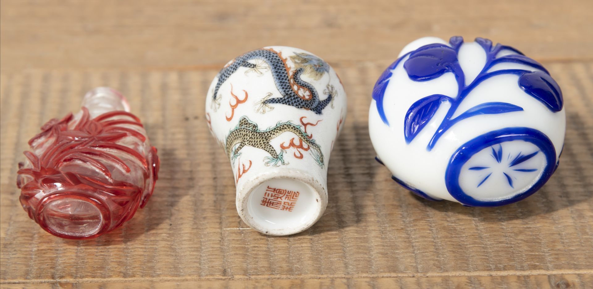 TWO RED- AND BLUE-OVERLAY BEIJING GLASS AND A POLYCHROME DRAGON PORCELAIN SNUFFBOTTLE - Image 3 of 4