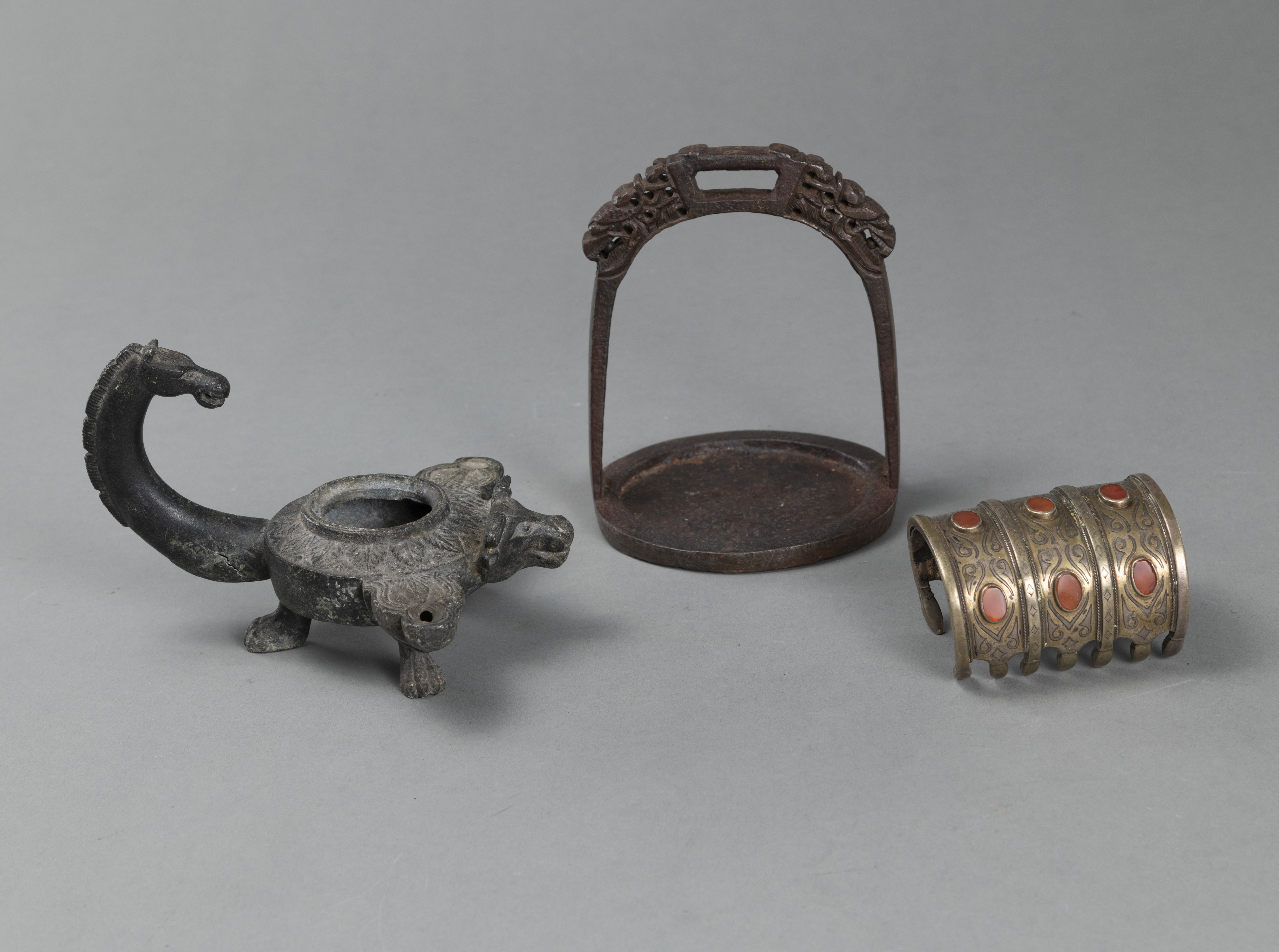 AN IRON STIRRUP, A BRACELET WITH CARNELIAN STONES AND A BRONZE OIL LAMP - Image 2 of 3
