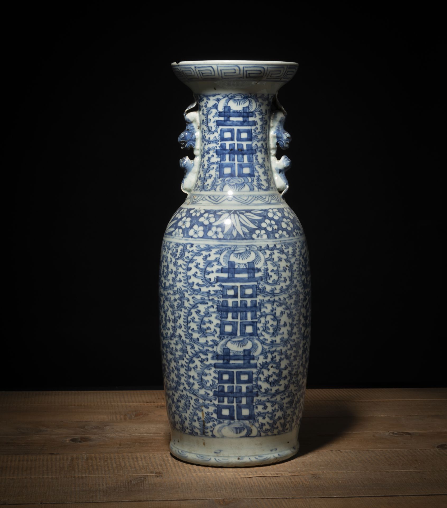 Bodenvase aus Porzellan mit unterglasurblauem 'Shuangxi'-Dekor und löwenförmigen Handhaben - Bild 2 aus 5