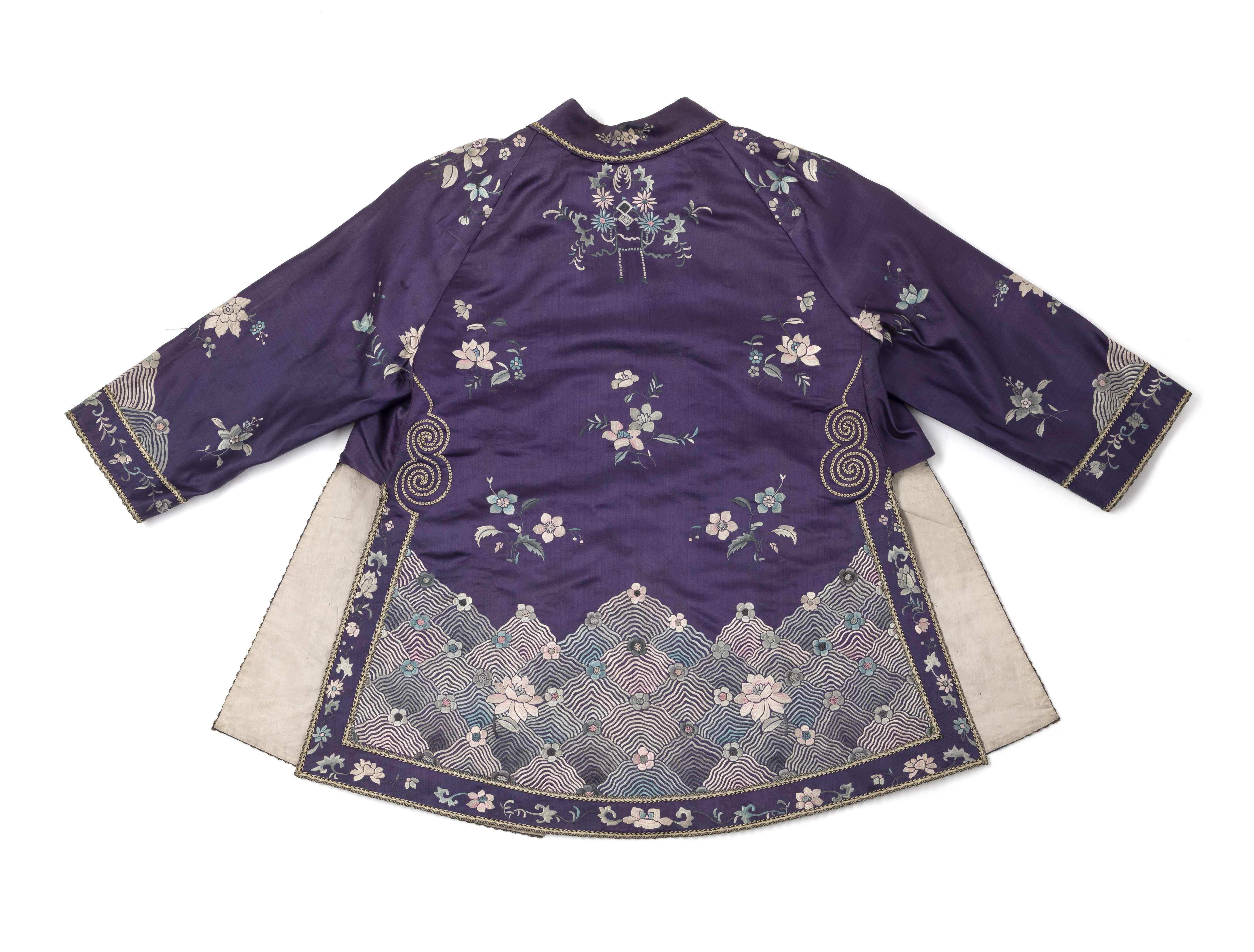 A EMBROIDERED SILK LADIES JACKET IN PURPLE WITH FLOWERS AND WAVES - Image 3 of 3