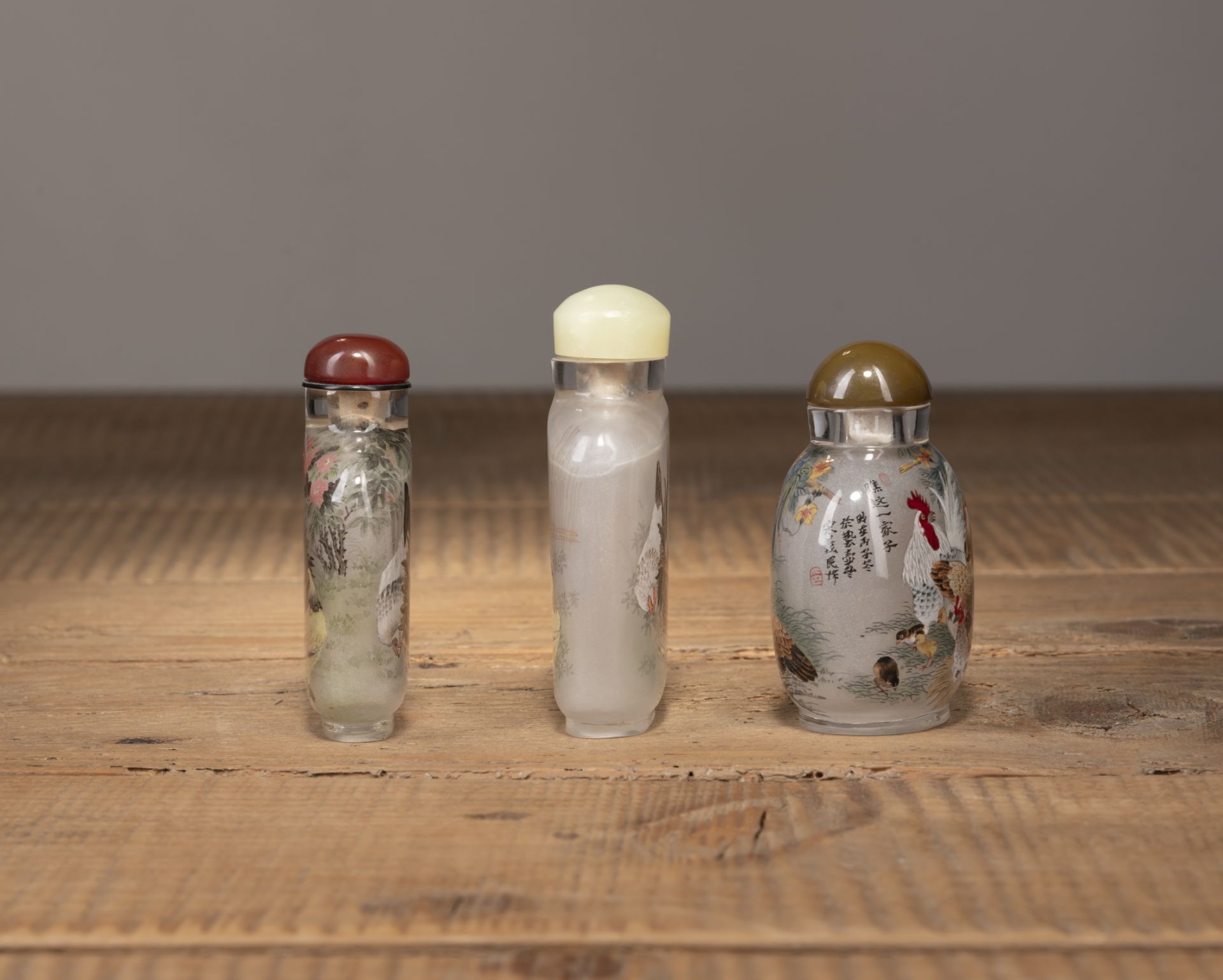 Drei innen bemalte Glas-Snuffbottles mit Hähnendekor - Bild 2 aus 5