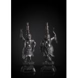 Paar seltene und große Bronzeleuchter in Form von spiegelbildlich stehenden 'westlichen Barbaren' a