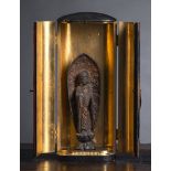 Zushi aus Holz mit Schwarzlackdekor, innen vergoldet mit Darstellung des stehenden Amida aus Metall