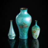 Drei Ginbari-Cloisonné-Vasen mit Blütenzweigen, bzw. floralem Dekor über türkisblauem Fond
