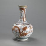 'Famille rose'-Flaschenvase (Shangping) aus Porzellan mit Drachen- und Phoenixdekor, teils in Gold