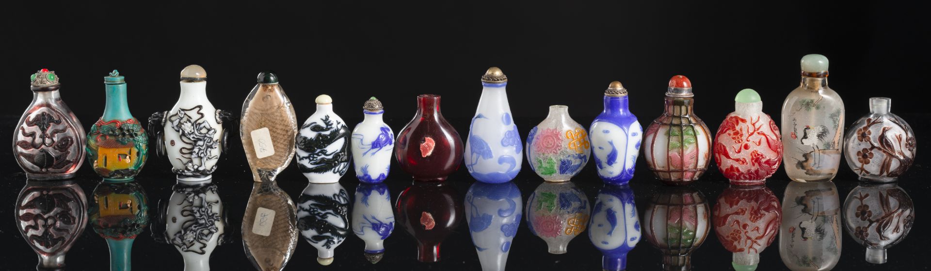 26 Snuffbottles u. a. aus Pekingglas mit Überfang und innenbemaltem Glas - Bild 3 aus 7