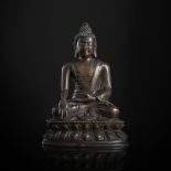Bronze des Buddha Shakyamuni im Meditationssitz auf einem Lotus