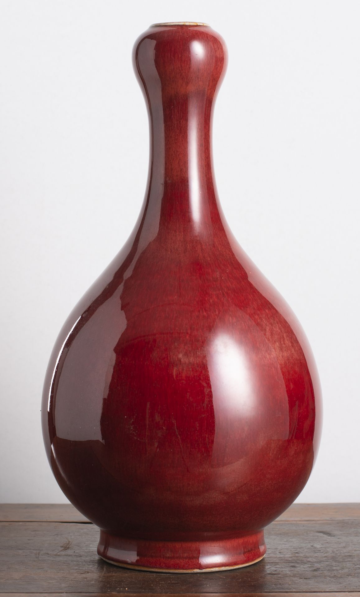 A COPPER-RED GARLIC-HEAD BOTTLE VASE - Image 4 of 6