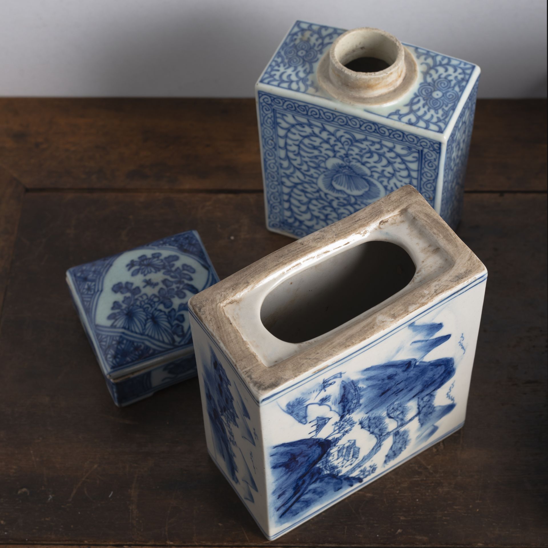 Konvolut Teedosen und Deckeldosen aus unterglasurblau dekoriertem Porzellan - Bild 7 aus 7