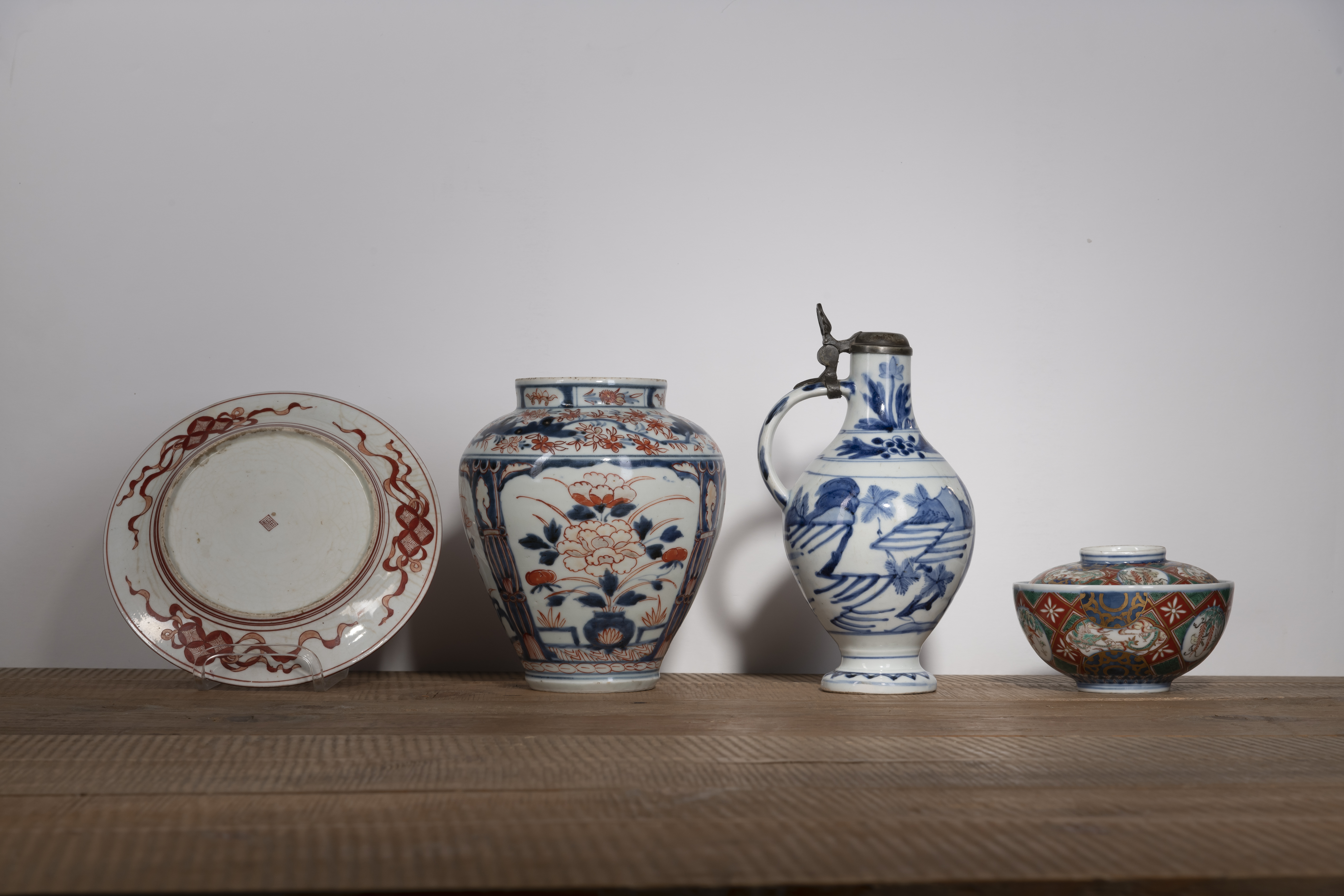 AN 'IMARI' BOWL AND COVER, A VASE, A 'KUTANI' DISH, AND AN 'ARITA' BLUE AND WHITE PORCELAIN EWER - Image 3 of 5