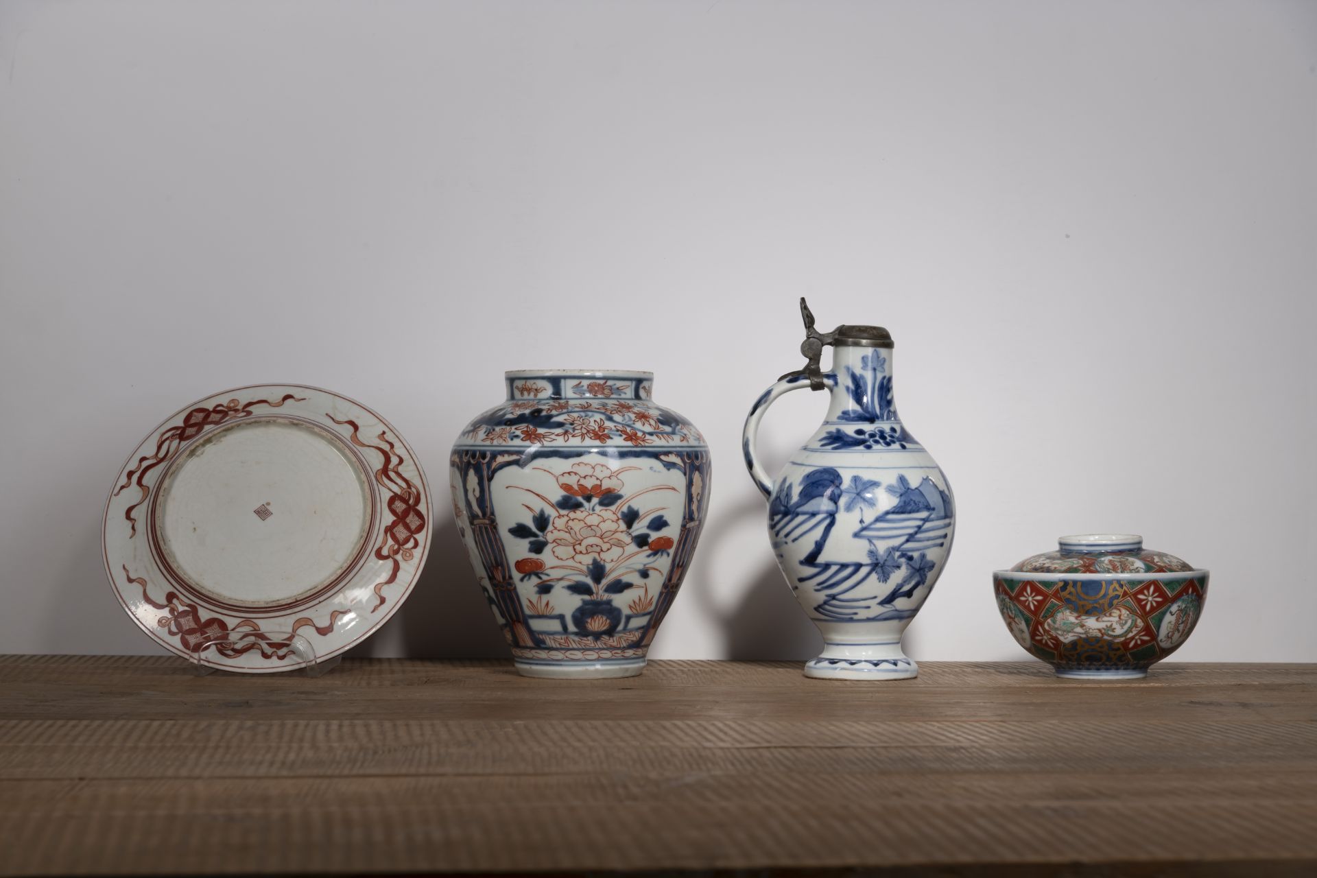 'Imari'-Deckelschale und -Vase, 'Kutani'-Teller und eine 'Arita'-Porzellankanne - Bild 3 aus 5