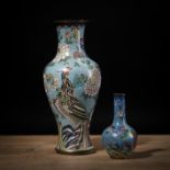 Zwei Cloisonné-Vasen mit Floral- und Drachendekor
