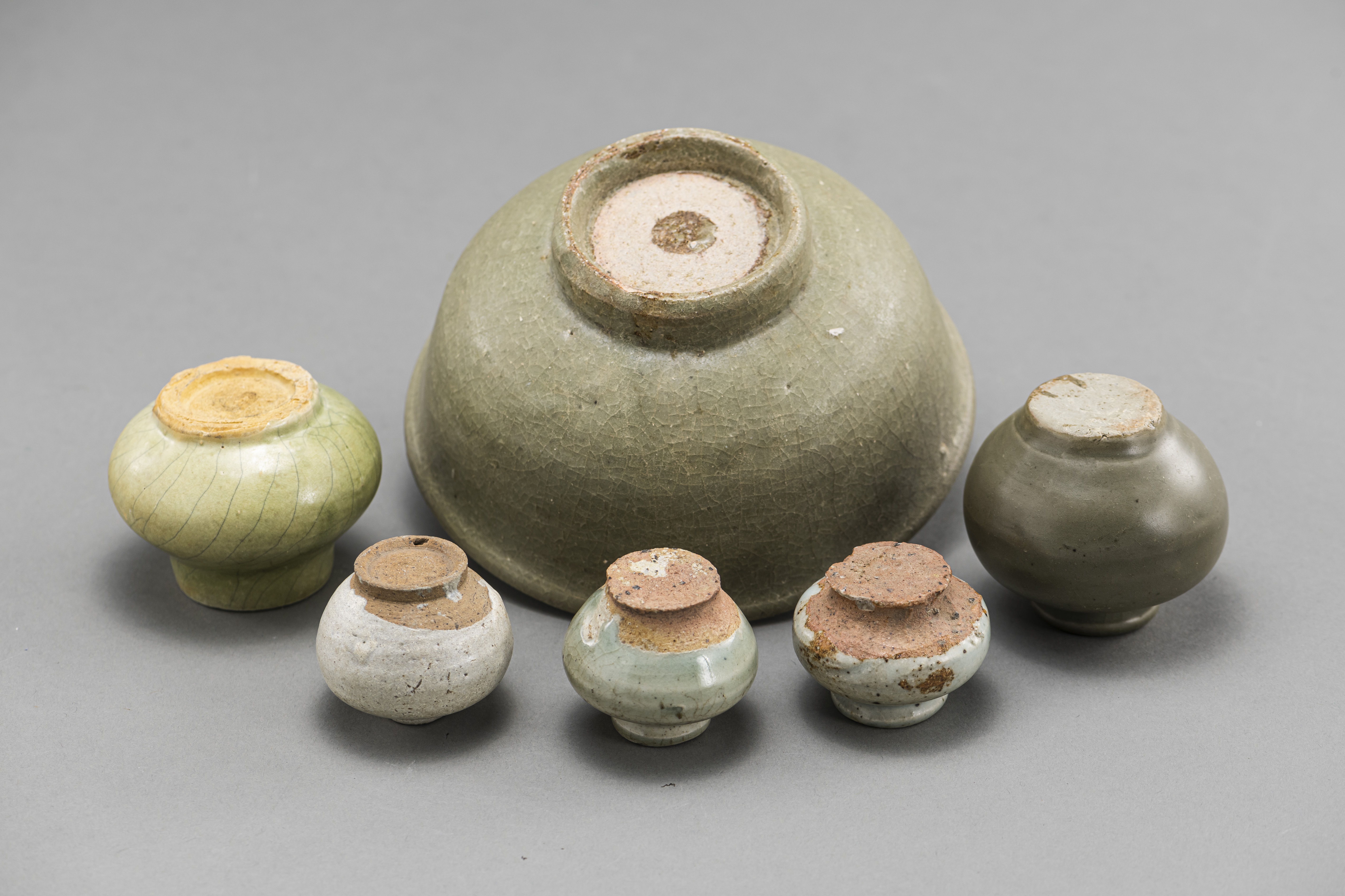 A GROUP OF CELADON GLAZED CERAMICS WITH JARS AND BOWL - Image 3 of 4