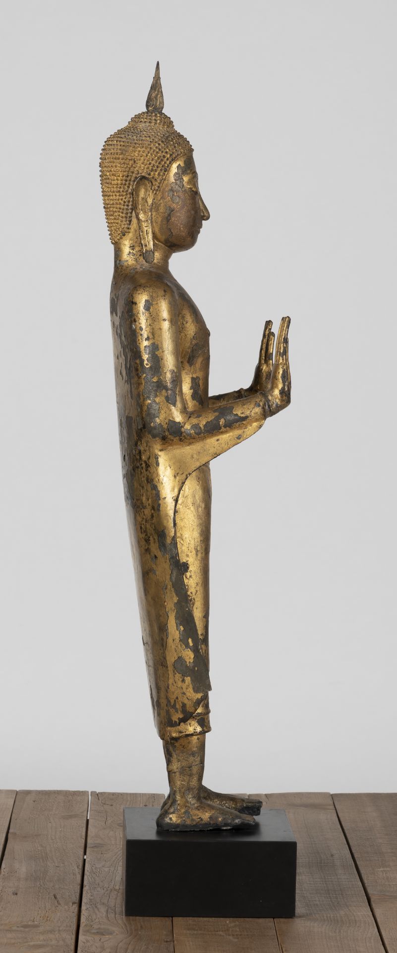 A GILT- AND BLACK-LACQUERED BRONZE FIGURE OF BUDDHA SHAKYAMUNI - Image 4 of 7