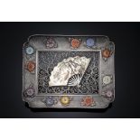 Feines Shibayama-Tablett aus Silber mit Fächerdekor aus Elfenbein und verschiedenen Materialien