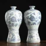 Paar Exportporzellan-Vasen in 'Meiping'-Form mit unterglasurblauem Dekor von Blumenranken