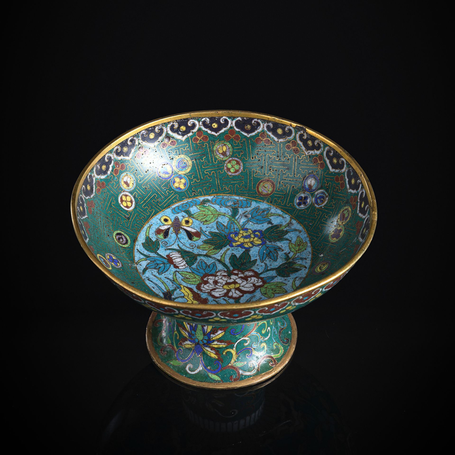 Gefußte Schale mit Cloisonné-Dekor von verschiedenen Blüten und Schmetterling auf grünem Fond, part