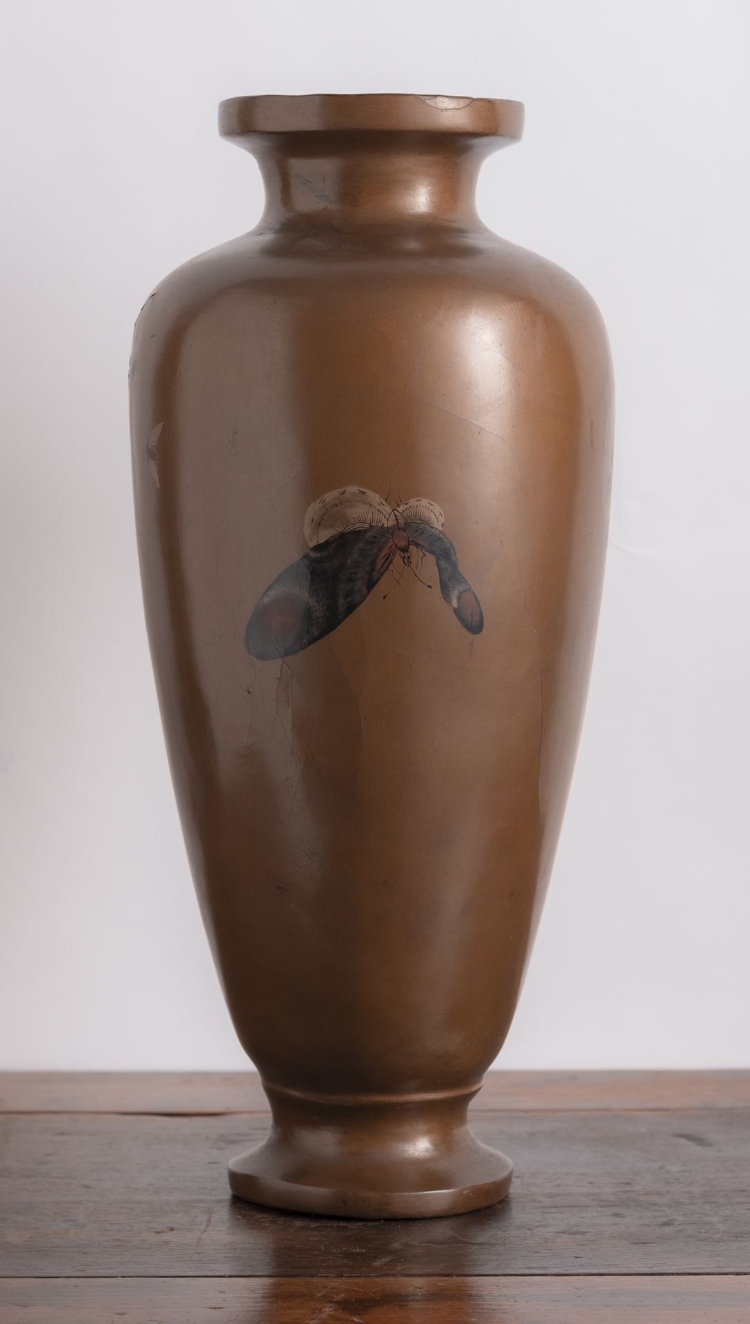 Vase mit Lackdekor von Schmetterlingen und Vogel - Bild 2 aus 6