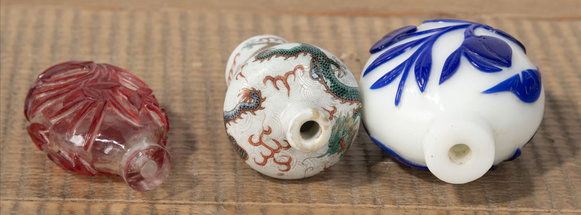 TWO RED- AND BLUE-OVERLAY BEIJING GLASS AND A POLYCHROME DRAGON PORCELAIN SNUFFBOTTLE - Image 4 of 4