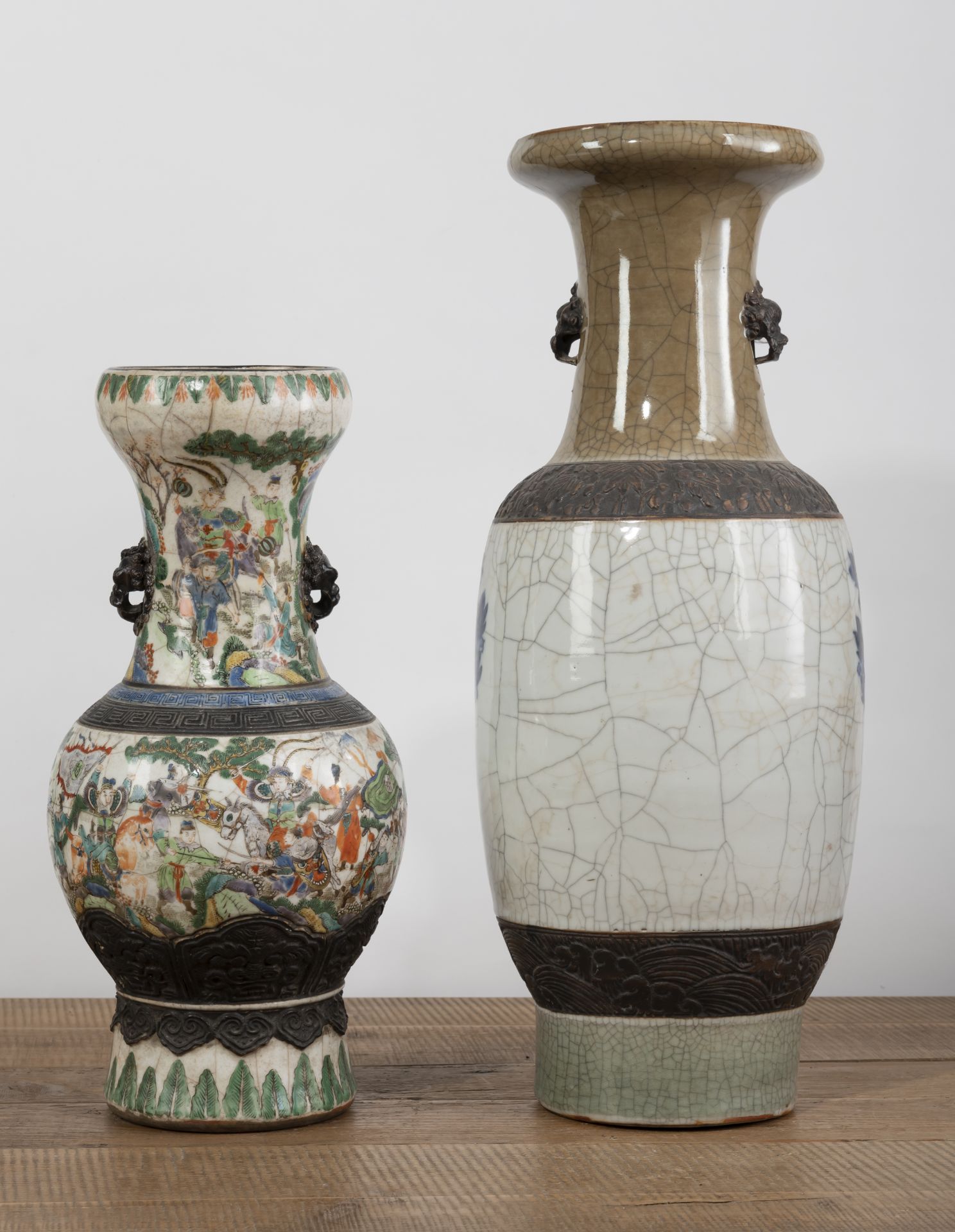 Zwei Porzellanvasen mit Reliefdekor und Handhaben in Form von Tiermasken - Bild 2 aus 5