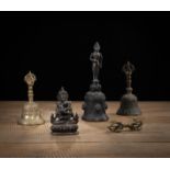 Glocke mit Figur, zwei Ghanta, ein Vajra und eine kleine Bronze des Vajrasattva mit Gemahlin